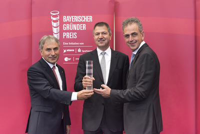 Claus Girnghuber (Mitte) nimmt stellvertretend für seinen Vater Ludwig den Preis in der Kategorie Lebenswerk entgegen. 